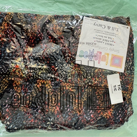 LuLaRoe Tall and Curvy Leggings  - multi color abstract chevron dot print - Picture 7 of 9